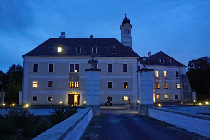 Schloss Ebergassing am Abend